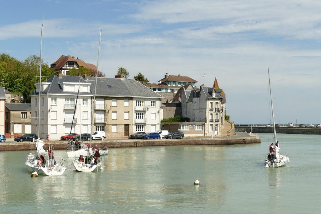 Conciergerie à Saint-Valery-en-Caux : voiliers dans le port
