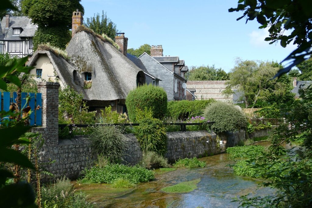 Chaumières au bord de la Veules à Veules-les-Roses